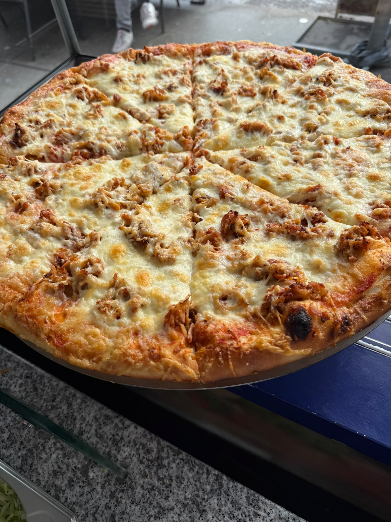 Frisch gebackene Pizza bei ZOB Döner Passau