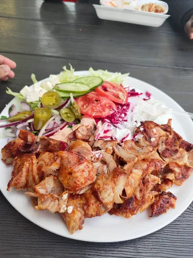 Döner-Teller mit frischem Salat bei ZOB Döner