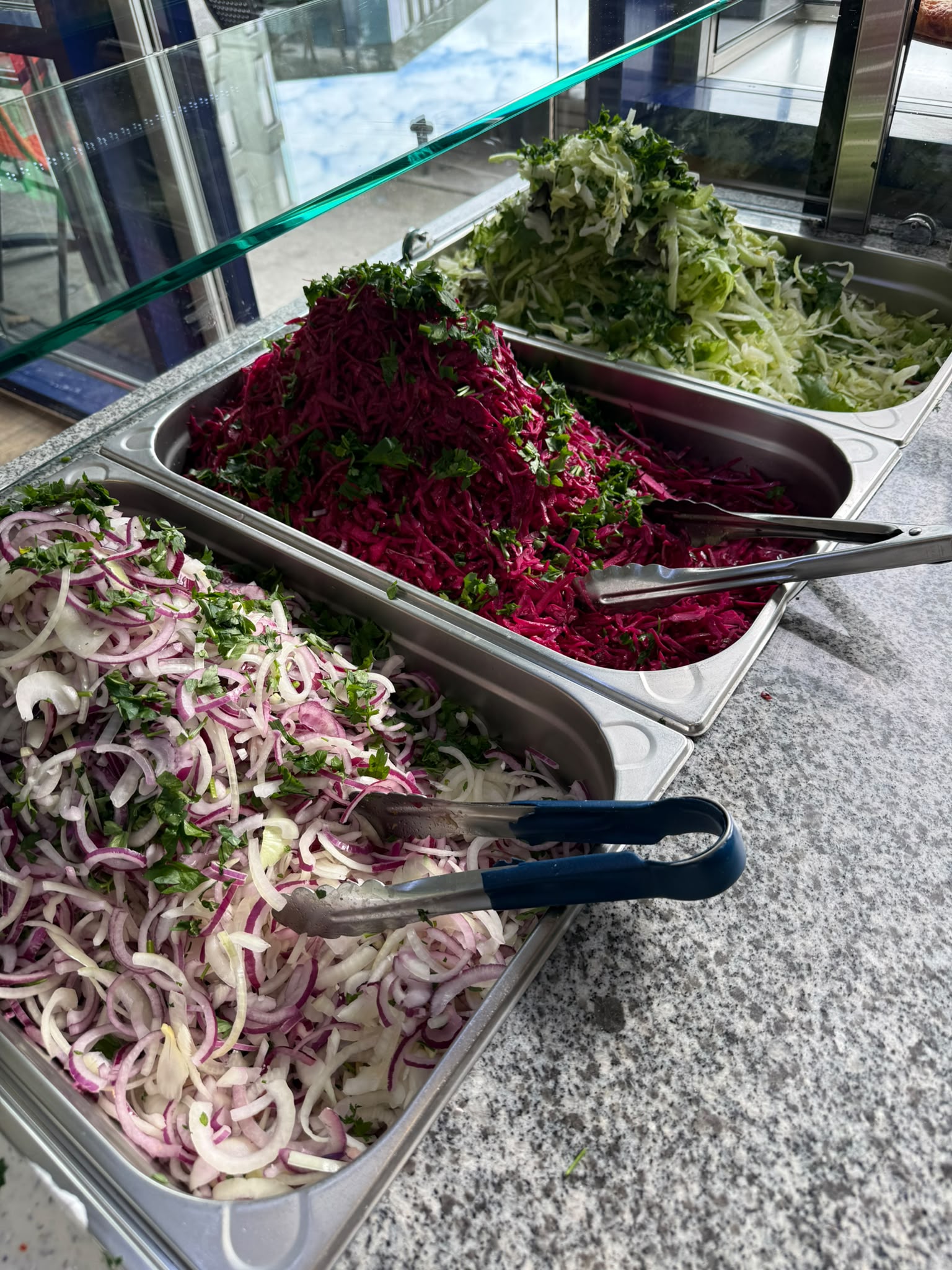 Frische Salate an der Theke bei ZOB Döner
